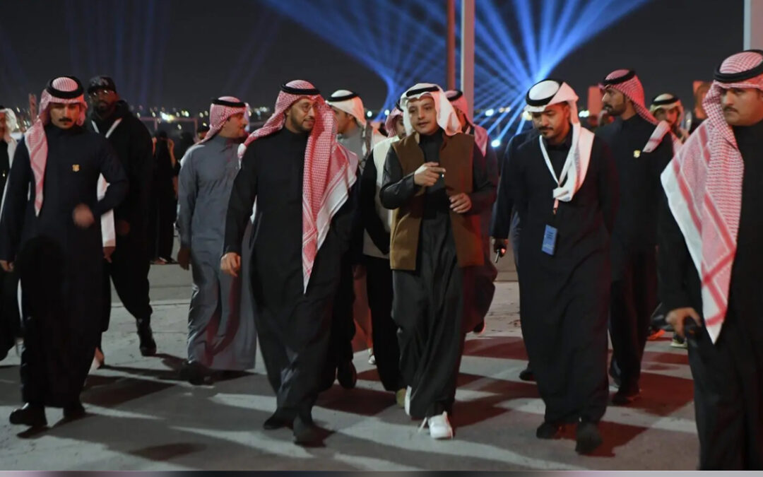 نائب أمير عسير يزور مهرجان الكتّاب والقرّاء في خميس مشيط