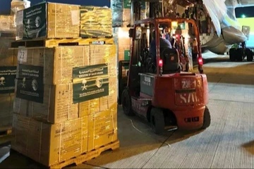 الطائرة الإغاثية السعودية الـ35 تضع أثقالها في مطار العريش تمهيدا لإدخالها غزة