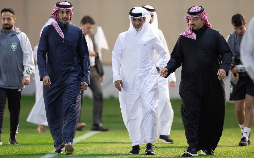 رئيس اللجنة المنظمة لبطولة آسيا يحضر تدريبات المنتخب في ملاعب “اسباير”
