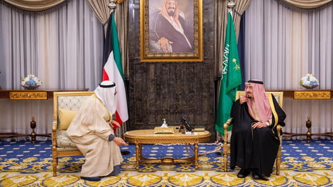 خادم الحرمين يستعرض العلاقات الأخوية مع أمير الكويت