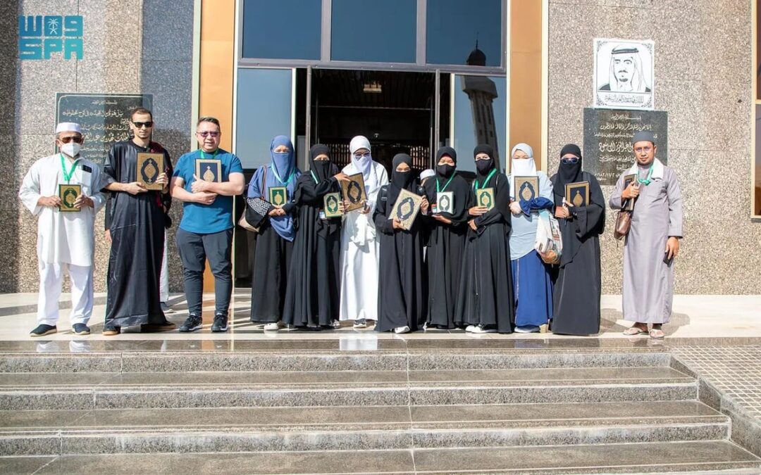 ضيوف برنامج خادم الحرمين للحج يزورون مجمع الملك فهد لطباعة المصحف