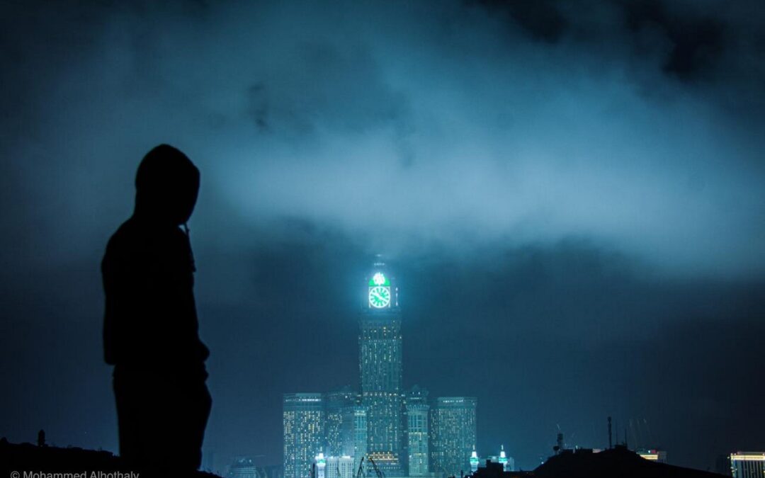 إنذار أحمر .. ضباب كثيف يعانق العاصمة المقدسة