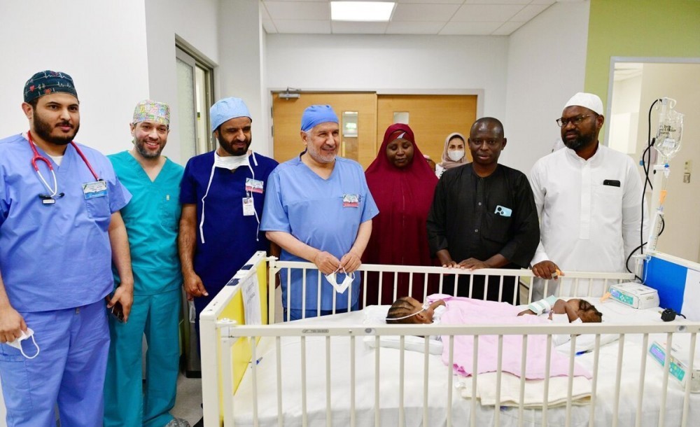 التزامًا بتوجيهات القيادة .. انطلاق عملية فصل التوأم النيجيري “حسنة وحسينة”