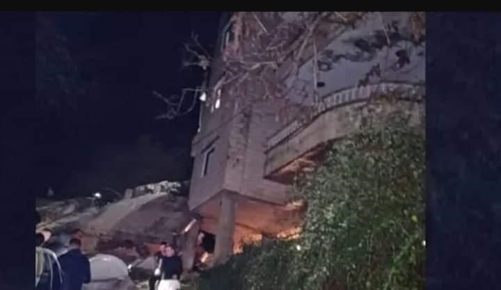 انهيار مبنى سكني مكتظ بعائلات سورية بلبنان وأنباء عن وقوع إصابات