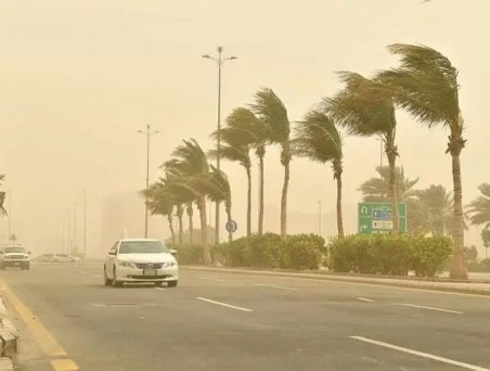 سقوط أمطار رعدية مصحوبة برياح نشطة على أجزاء واسعة من المملكة