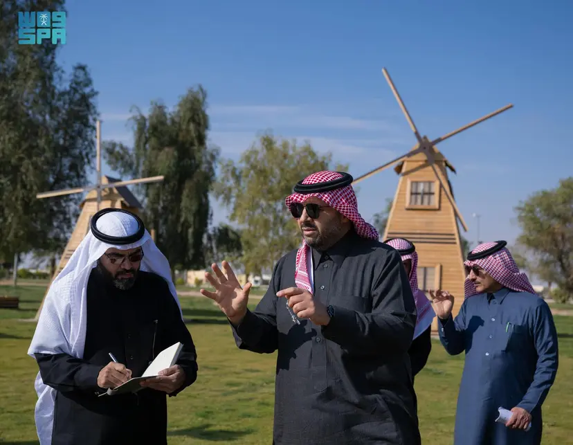 أمير الحدود الشمالية يتفقد مشروع تأهيل وتطوير حديقة الشعبة وموقعها الاستثماري
