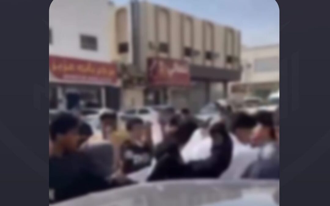 ضبط 3 أشخاص اعتدوا بالضرب على آخر في مكان عام