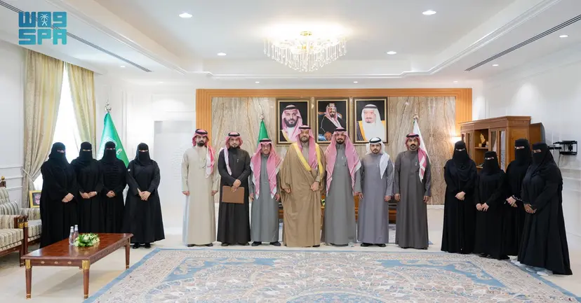 أمير الحدود الشمالية يستقبل رئيس الغرفة التجارية وعدداً من الرياديين والرياديات برفحاء