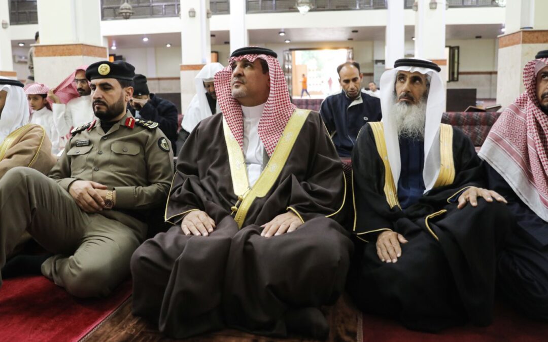 محافظ بيشة يؤدي صلاة الاستسقاء في جامع الربوع مع جموع المصلين