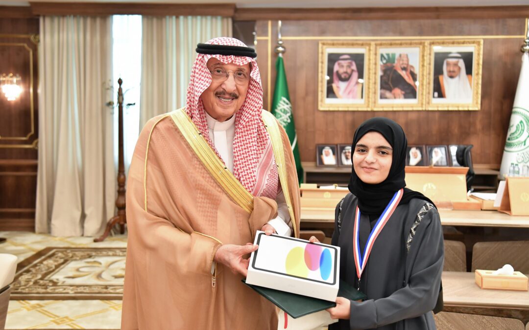 أمير جازان يكرم الطالبة غلا المعبدي لفوزها بالمركز الثاني عالميًا في معرض تايسف 2024م
