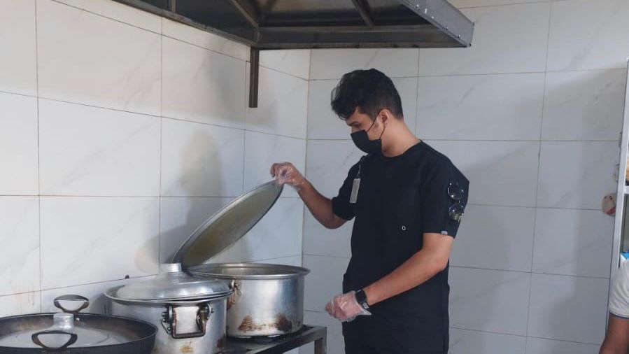 بلدية بيشة تُتلف 543 كجم من الأغذية الفاسدة وتُغلق منشآت مُخالفة