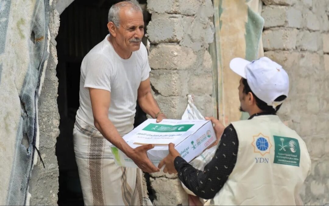 إغاثي الملك .. يوزع 6 آلاف كرتون تمر في مديرية المدينة بمأرب باليمن