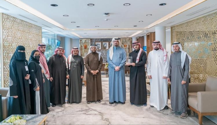أمين منطقة الرياض يكرم فريق مركز تجربة العميل