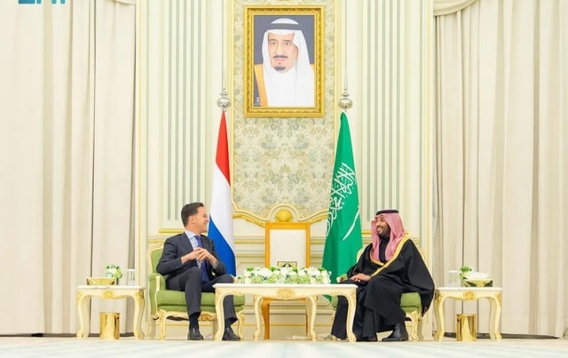 ولي العهد ورئيس وزراء هولندا .. يستعرضان علاقات الصداقة بين البلدين