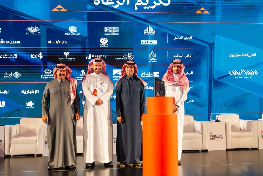 وزير الإسكان .. يُكرَِِِّم بنك الرياض لمشاركته المميزة ورعايته معرض ريستاتكس العقاري ٢٠٢٤