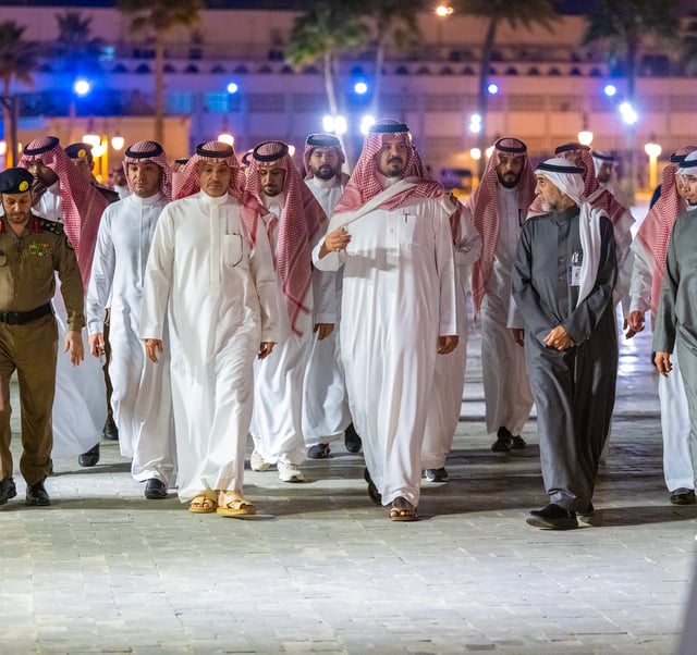 أمير المدينة المنورة يتجول في “تاريخية ينبع” ويتابع البيوت التراثية وسوق الليل