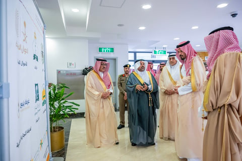 أمير المدينة في جولة ميدانية يتابع مركزي العمليات الذكية والخدمات الحكومية بـ”ملكية ينبع”