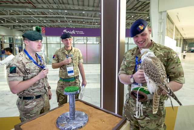 نادي الصقور السعودي يبهج الحضور في معرض الدفاع العالمي 2024