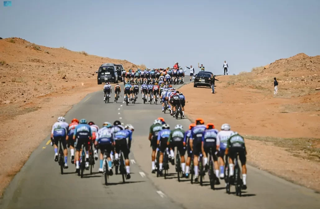 دراج بلجيكي بالعلا .. يتحدى الرياح ويقتحم المرحلة الثالثة  من سباق “طواف العلا 2024”