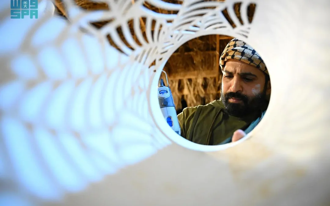 نحاتٌ سعوديٌّ يبدع في عمل مجسمات مضيئة بأشكال مختلفة