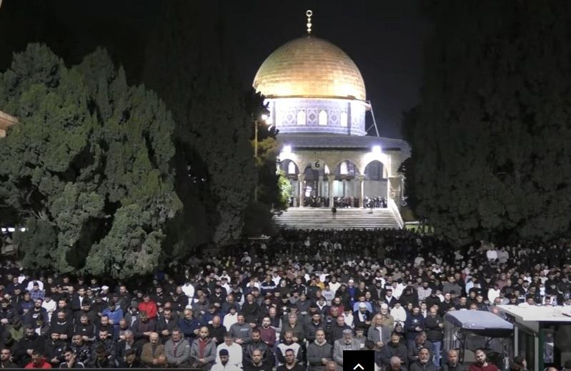 برغم تعنت الاحتلال .. 55 ألف مصلٍّ يصلون العشاء والتراويح في المسجد الأقصى