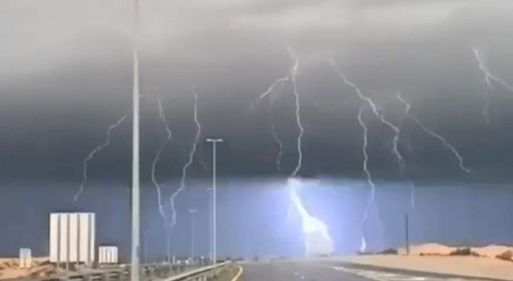 أمطار الفجر تزين الأجواء بالرياض