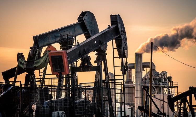 النفط يرتفع متأثرًا بالتوترات الجيوسياسية وتوقعات خفض الإمدادات