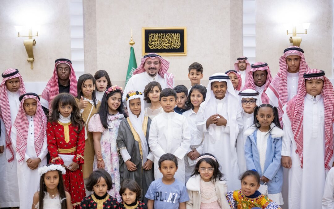 أمير القصيم يُشارك أبناءَه الأيتام وجبة الإفطار