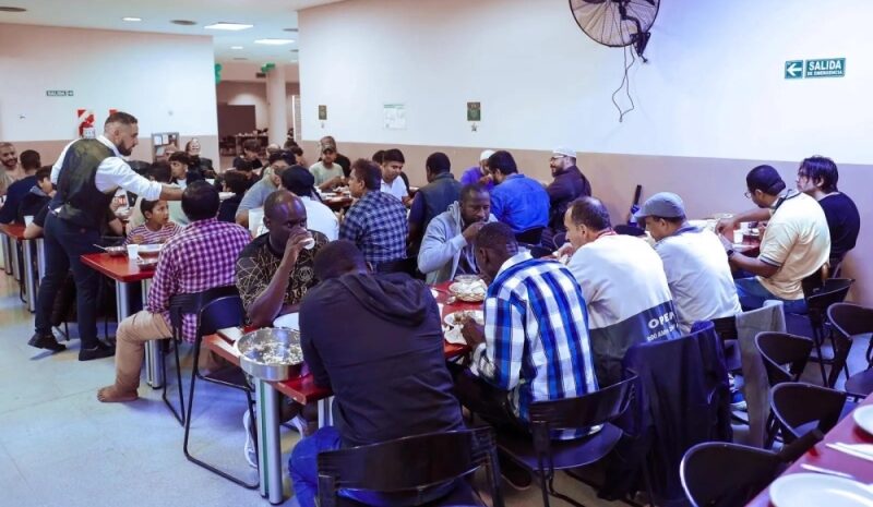 الشؤون الإسلامية تدشن برنامج خادم الحرمين لتفطير الصائمين بالأرجنتين