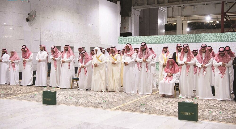 نائب أمير مكة يقيم صلاة الميت على الأمير خالد بن فيصل بن عبدالله آل عبدالرحمن آل سعود بالمسجد الحرام