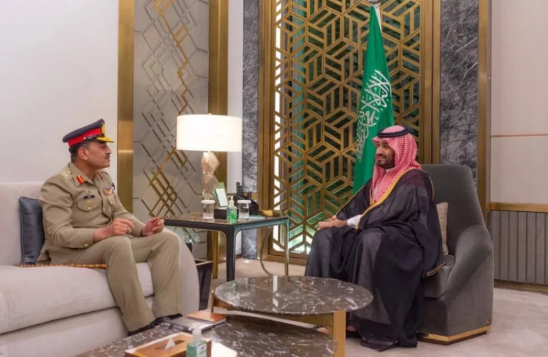 ولي العهد وقائد الجيش الباكستاني يستعرضان أوجه العلاقات الثنائية بين البلدين