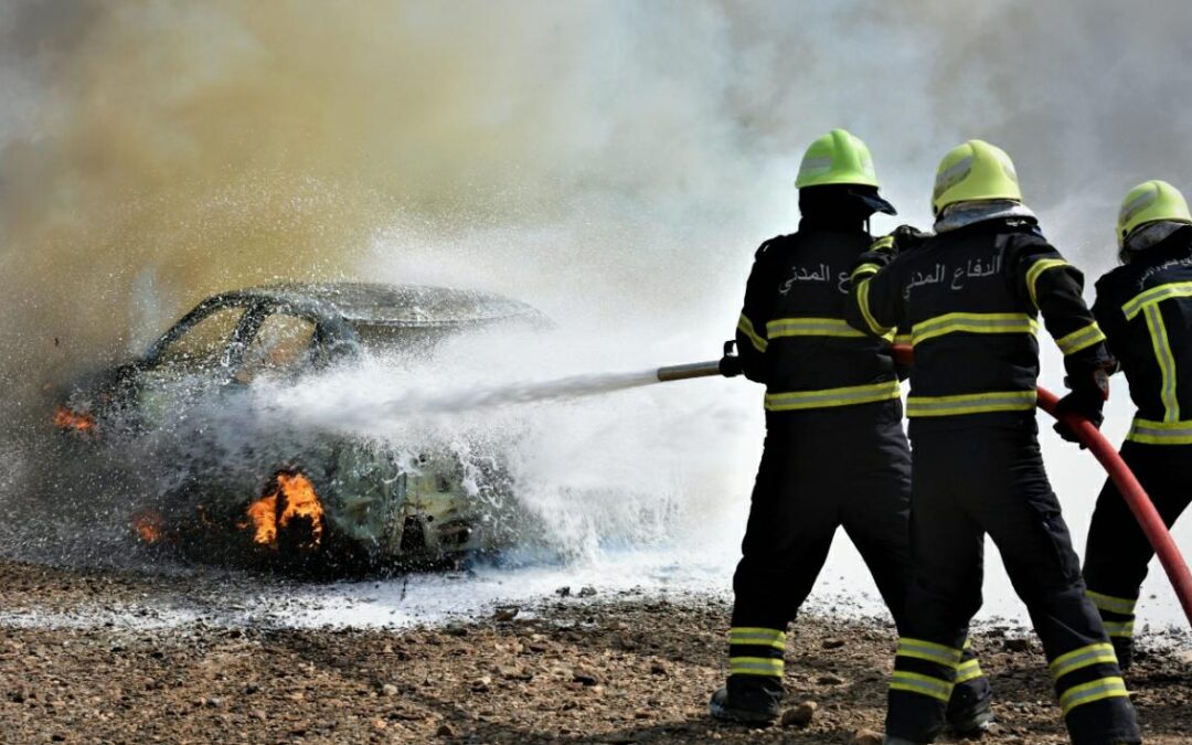 “الدفاع المدني” يسيطر على حريق يشتعل في مركبتين بالرياض إثر حادث