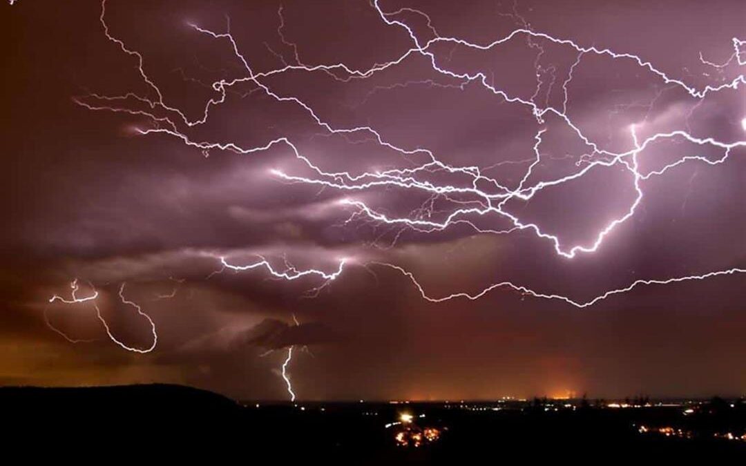 أمطار على منطقة عسير مصحوبة برياح نشطة وصواعق رعدية