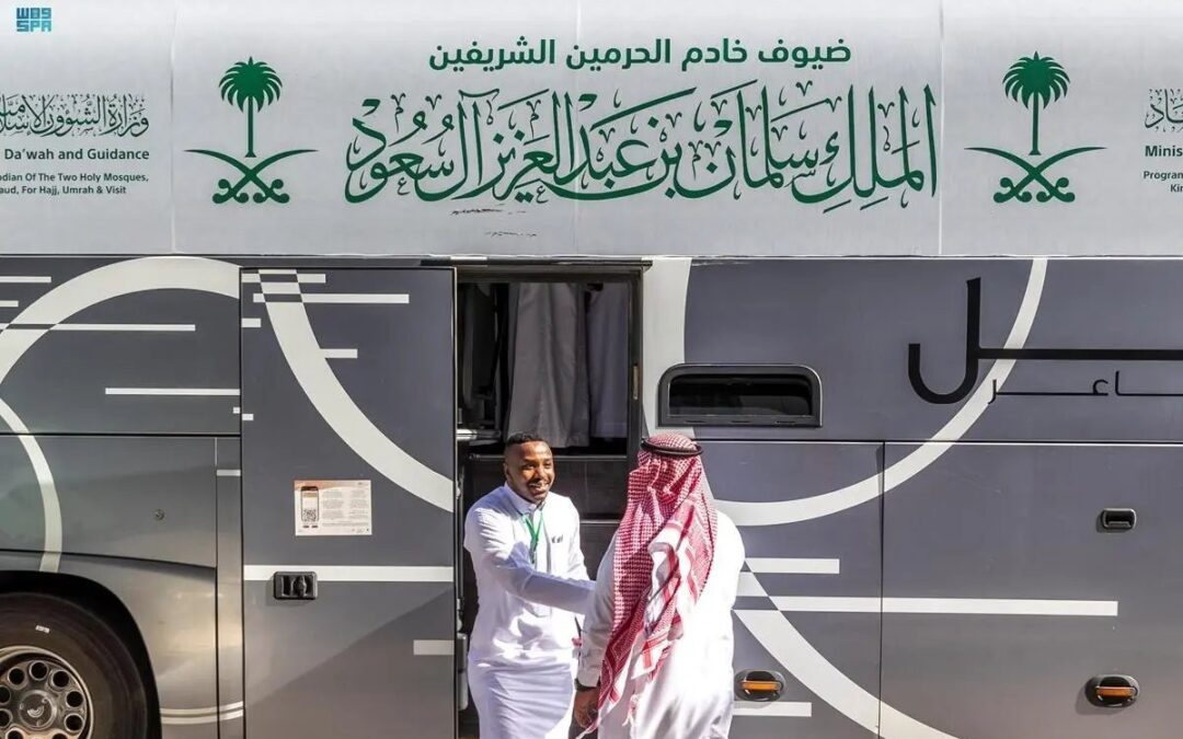 ضيوف خادم الحرمين يسافرون إلى مكة لأداء مناسك العمرة قادمين من المدينة