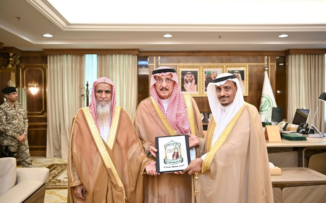 أمير جازان يتسلم التقرير السنوي لفرع الرئاسة العامة للبحوث العلمية والإفتاء بالمنطقة