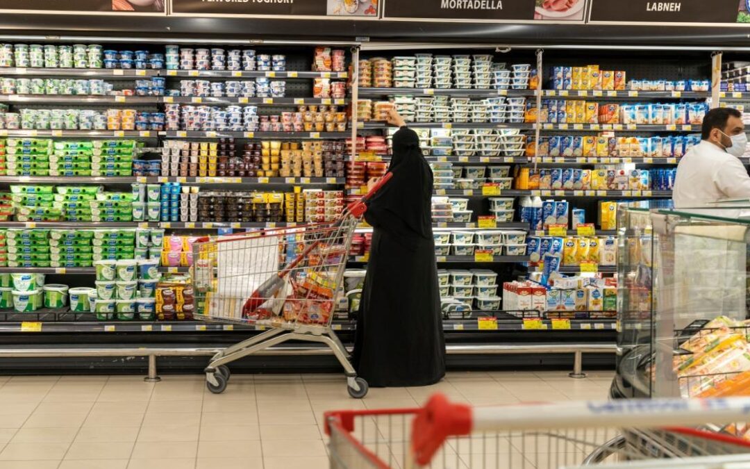 قبيل رمضان .. أفواج المواطنين تقبل على أسواق التموين الغذائي والجملة في الجوف