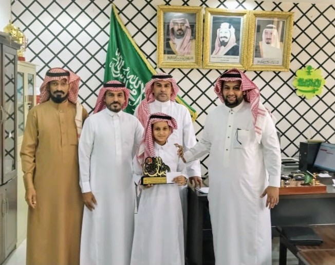 مدير مدرسة أبو حجر الأعلى الابتدائية بمحافظة صامطة يكرم الطالب محمد عبده شبيلي