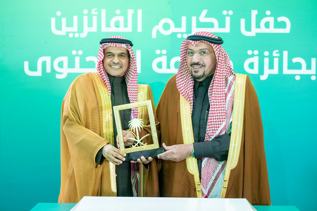 أمير القصيم يقدم جائزة صناعة المحتوى الرقمي لـ”التواصل الاستراتيجي” بالدفاع