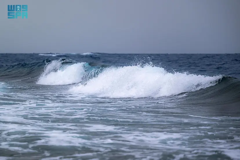 ارتفاع الأمواج على محافظة الوجه بالتزامن مع تنبيه الأرصاد