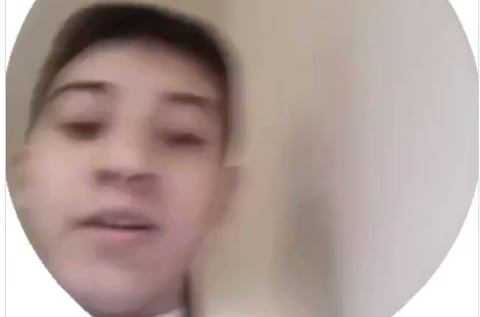 بالفيديو في هجوم كروكوس .. “إسلام” في عمل بطولي يقود أكثر من 100 شخص إلى خارج المبنى بسلام