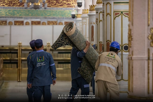 بالصور .. تغيير سجاد الروضة الشريفة استعدادًا لشهر رمضان الفضيل