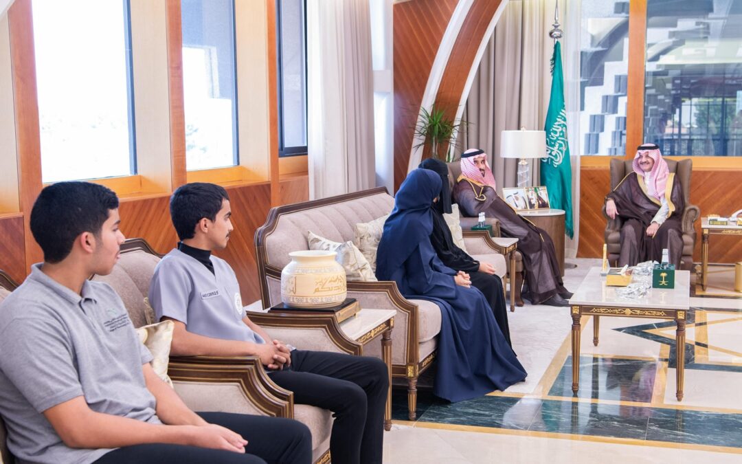 أمير المنطقة الشرقية يستضيف الطلاب الفائزين في مسابقة الابتكارات والمبادرات