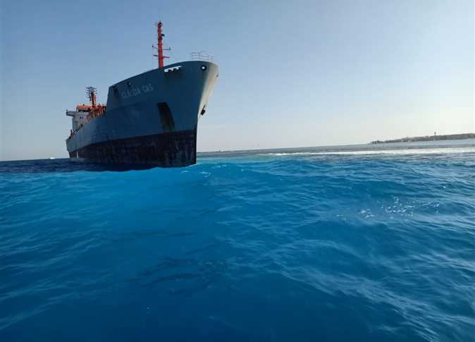 مصر تتحفّظ على ناقلة الغاز الجانحة بعد تعويمها