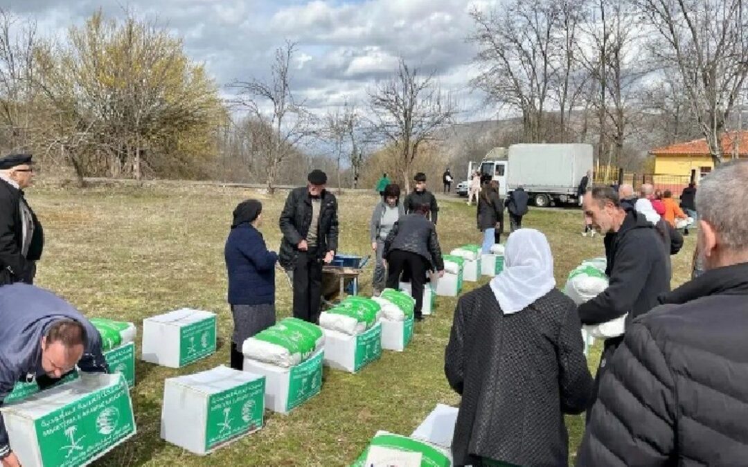 “إغاثي الملك” يسلم “199 سلة غذائية” بمدينة فييري الألبانية