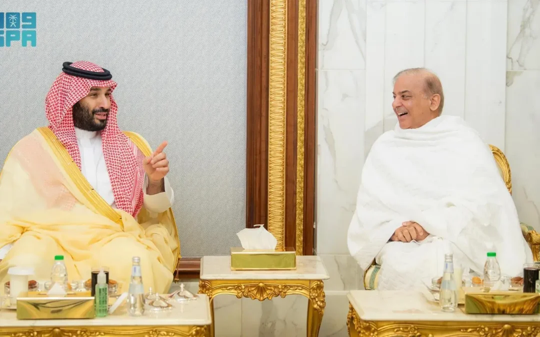 ولي العهد يستقبل رئيس الوزراء الباكستاني بحضور الأمير سلمان بن حمد آل خليفة