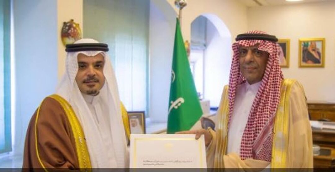 الملك يتلقى رسالة خطية من ملك مملكة البحرين