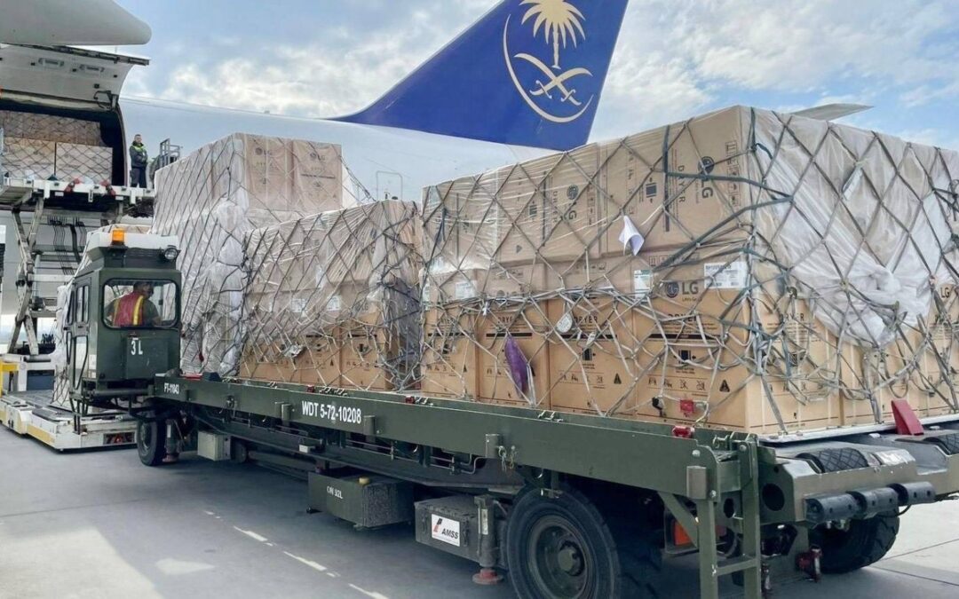 الطائرة الإغاثية السعودية الـ 21 مطار زوسوف البولندي تمهيدّا لنقلها إلى أوكرانيا