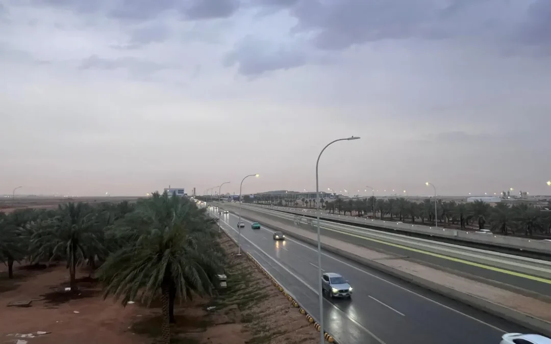 العاصمة الرياض .. تشهد هطول أمطار متفرقة وغطاء غيمي بالسماء