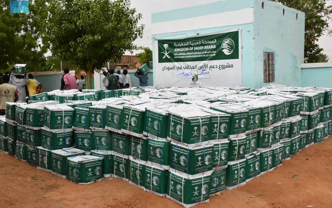 “إغاثي الملك” .. يسلم 780 سلة غذائية في الخرطوم بالسودان