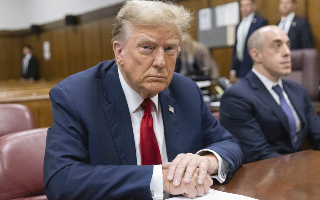 “ترامب” يدخل المحكمة لمقاضاته في قضية الممثلة الإباحية